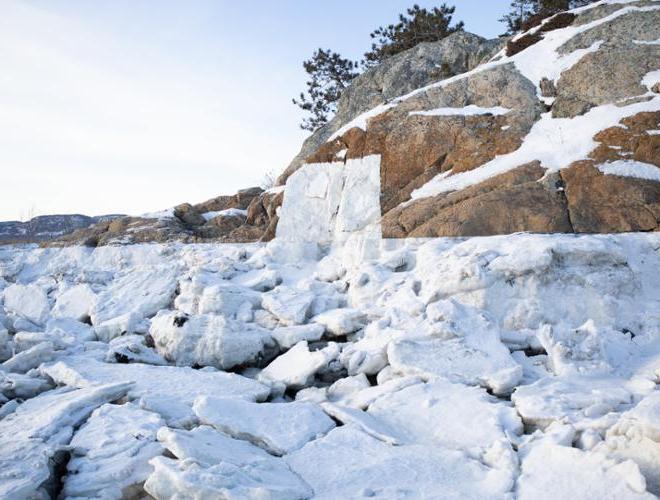 岩石景观的摄影与由潮汐形成的冻结线. 岩石上画着一个长方形的入口